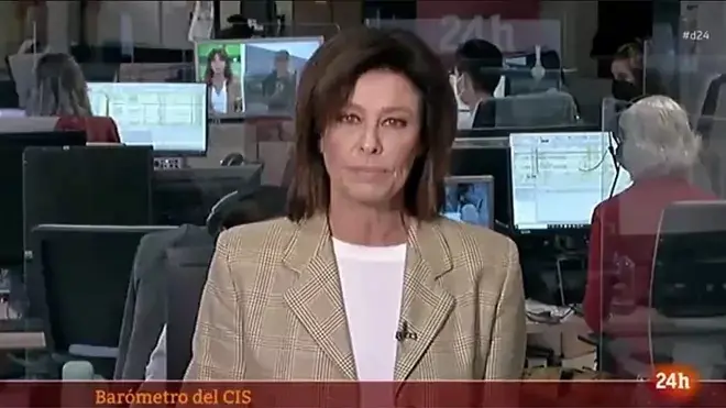 Marta Solano en plat&oacute; con el monitor en el que aparece Beatriz P&eacute;rez-Aranda al fondo.