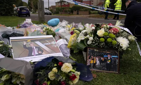 Homenajes al diputado conservador David Amess cerca de la iglesia metodista de Belfairs en Leigh-on-Sea, donde muri&oacute; el viernes. Fotograf&iacute;a: Alberto Pezzali/AP