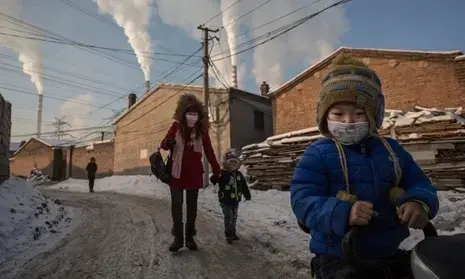 Los residentes de Shanxi usan m&aacute;scaras para protegerse mientras el humo sale de las pilas de carb&oacute;n en 2015. Fotograf&iacute;a: Kevin Frayer / Getty Images