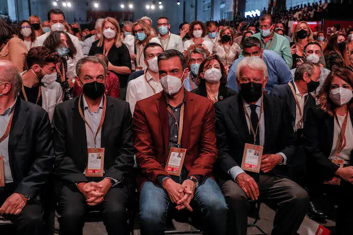 (I-D) El expresidente del Gobierno, Jos&eacute; Luis Rodr&iacute;guez Zapatero, el presidente del Gobierno, Pedro S&aacute;nchez, el expresidente del Gobierno, Felipe Gonz&aacute;lez y la vicesecretaria general del PSOE, Adriana Lastra, participan en el acto de apertura oficial, enmarcado en la segunda jornada del 40 Congreso Federal del PSOE, en la Feria de Valencia, a 16 de octubre de 2021, en Valencia, Comunidad Valenciana (Espa&ntilde;a). Los objetivos de este congreso son sellar la reconciliaci&oacute;n interna del partido que se lleva fraguando en los &uacute;ltimos cuatro a&ntilde;os y preparar al PSOE para afrontar el pr&oacute;ximo ciclo electoral. Para ello, se prev&eacute; una amplia renovaci&oacute;n del equipo de direcci&oacute;n del partido y la actualizaci&oacute;n de su proyecto pol&iacute;tico. Aunque el evento cuenta con la asistencia de ex l&iacute;deres socialistas hist&oacute;ricos, el objetivo del secretario general es salir del Congreso Federal con el partido preparado para afrontar retos futuros.
16 OCTUBRE 2021;CONGRESO;40 ANIVERSARIO;PSOE;CONGRESO FEDERAL;EJECUTUVO;POLITICOS
Rober Solsona / Europa Press
16/10/2021