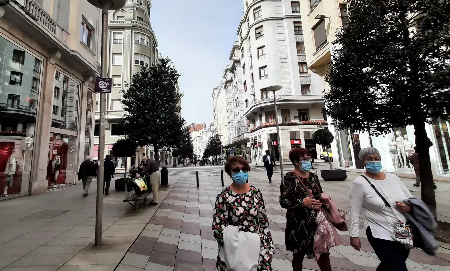 Varias personas transitan por el centro de Santander. / S. D&iacute;az