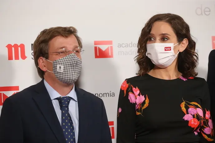 El alcalde de Madrid, Jos&eacute; Luis Mart&iacute;nez-Almeida y la presidenta de la Comunidad de Madrid, Isabel D&iacute;az Ayuso, posan en la entrega de los V Premios de Gastronom&iacute;a de la Comunidad de Madrid, en la Real Casa de Correos, a 13 de octubre de 2021, en Madrid (Espa&ntilde;a). Estos premios buscan reconocer el esfuerzo y divulgar la labor de los profesionales y las empresas relacionados con la gastronom&iacute;a madrile&ntilde;a a lo largo del a&ntilde;o. Se trata de un  galard&oacute;n creado por la Academia Madrile&ntilde;a de Gastronom&iacute;a en colaboraci&oacute;n con la Comunidad de Madrid.
13 OCTUBRE 2021;COMUNIDAD DE MADRID;GASTRONOM&Iacute;A;PREMIOS;CASA DE CORREOS
Isabel Infantes / Europa Press
13/10/2021