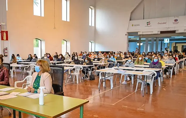 Los opositores en la Feria de Muestras de Torrelavega. / ALERTA