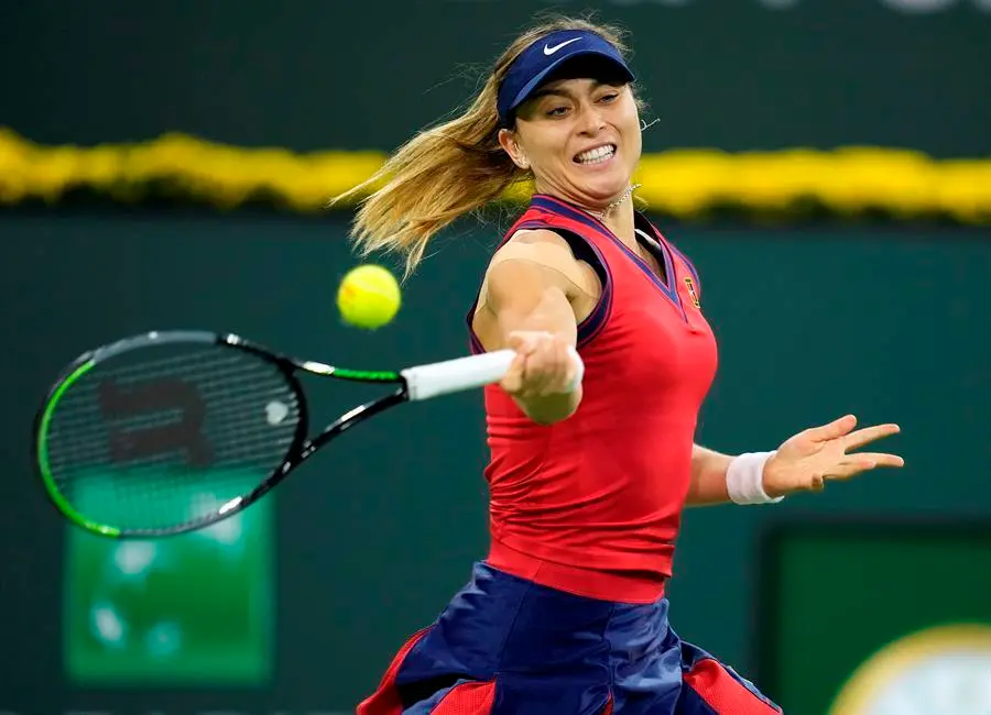 La espa&ntilde;ola Paula Badosa en acci&oacute;n contra la tunecina Ons Jabeur en el torneo de tenis BNP Paribas Open en el Indian Wells Tennis Garden en Indian Wells, California, Estados Unidos, el 15 de octubre de 2021. (Tenis, Abierto, Espa&ntilde;a, T&uacute;nez, Estados Unidos, T&uacute;nez) EFE/EPA/RAY ACEVEDO