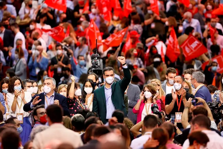 El presidente del Gobierno y Secretario General del PSOE, Pedro Sanchez, clausura del 40 Congreso Federal del partido que se ha celebrado en Valencia.EFE/ Biel Ali&ntilde;o
