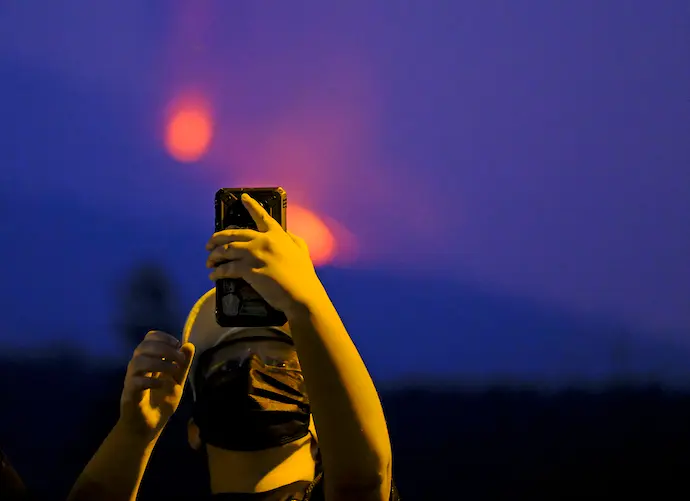 Un hombre fotograf&iacute;a con su tel&eacute;fono m&oacute;vil una de las bocas eruptivas del volc&aacute;n de Cumbre Vieja, a 16 de octubre de 2021, en La Palma, Canarias (Espa&ntilde;a). La superficie afectada hasta el d&iacute;a de hoy se sit&uacute;a en 742 hect&aacute;reas y la anchura m&aacute;xima de la colada est&aacute; en torno a los 2.350 metros. Por otro lado, los &uacute;ltimos datos de Copernicus indican que hay 1.923 edificaciones/construcciones afectadas, de las cuales 1.826 est&aacute;n destruidas y 97 en riesgo o parcialmente afectadas. En cuanto a los datos del Catastro, habr&iacute;a un total de 1.058 edificaciones afectadas, de las que 854 son de uso residencial.
17 OCTUBRE 2021;LA PALMA;VOLC&Aacute;N;CUMBRE VIEJA;
Europa Press
17/10/2021