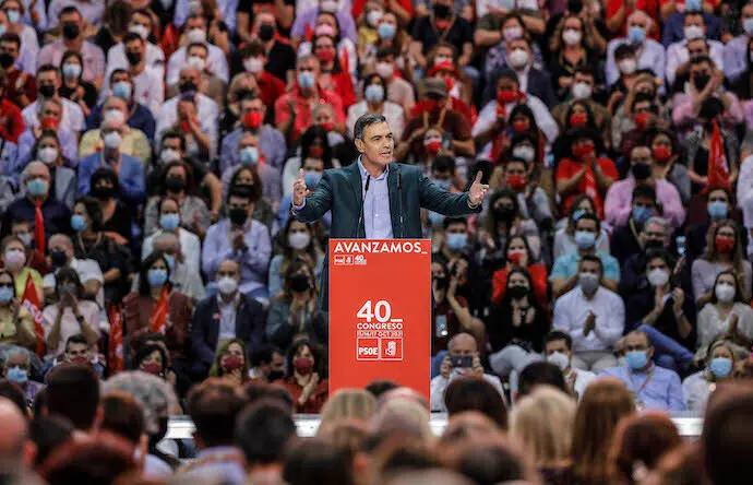 El secretario general del PSOE y presidente del Gobierno, Pedro S&aacute;nchez, en la clausura del 40&ordm; Congreso Federal del PSOE, en la Feria de Valencia, a 17 de octubre de 2021, en Valencia, Comunidad Valenciana (Espa&ntilde;a). El PSOE clausura este domingo su 40&ordm; Congreso Federal y los nuevos &oacute;rganos de direcci&oacute;n que ha dise&ntilde;ado el secretario general del partido y presidente del Gobierno, Pedro S&aacute;nchez, han sido aprobados por el 40&ordm; Congreso Federal del PSOE con un apoyo de casi el 95%, tanto la Comisi&oacute;n Ejecutiva Federal como el Comit&eacute; Federal, seg&uacute;n los datos ofrecidos por el presidente del Congreso. S&aacute;nchez ha elaborado una Comisi&oacute;n Ejecutiva Federal (CEF) de 42 personas, en la que destaca la integraci&oacute;n de seis de sus ministros, un importante relevo generacional, con una media de edad de 47 a&ntilde;os --diez menos que la anterior--, y una gran presencia --el 60% del total--. Adem&aacute;s, solo repiten 12 de los dirigentes de la actual Ejecutiva.
17 OCTUBRE 2021;PSOE;PEDRO S&Aacute;NCHEZ;VALENCIA
Rober Solsona / Europa Press
17/10/2021