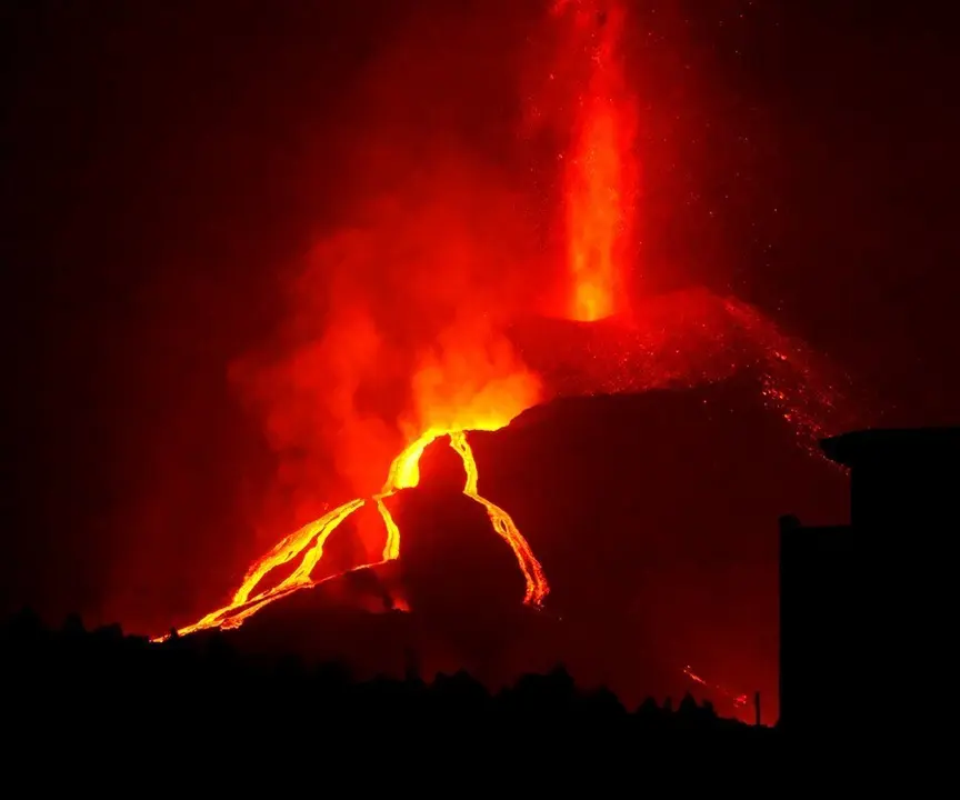 Cargar m&aacute;is
Una de las bocas eruptivas del volc&aacute;n de Cumbre Vieja, a 16 de octubre de 2021, en La Palma, Canarias (Espa&ntilde;a). La superficie afectada hasta el d&iacute;a de hoy se sit&uacute;a en 742 hect&aacute;reas y la anchura m&aacute;xima de la colada est&aacute; en torno a los 2.350 metros. Por otr