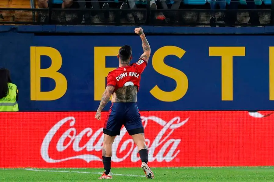 El delantero argentino de Osasuna, Chimy &Aacute;vila, celebra el segundo gol del equipo navarro durante el encuentro correspondiente a la novena jornada de primera divisi&oacute;n que han disputado hoy domingo frente al Villarreal en el estadio de La Cer&aacute;mica, en la localidad castellonense. EFE/Dom&eacute;nech Castell&oacute;.
