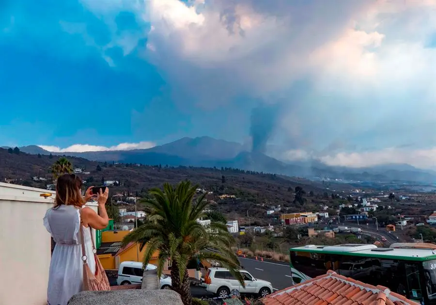 Vista general del volc&aacute;n este domingo en la localidad de El Paso, que contin&uacute;a emitiendo abundante lava de su cr&aacute;ter principal.- EFE/MIGUEL CALERO