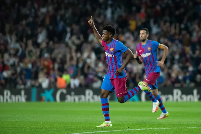 Ansu Fati del FC Barcelona celebra un gol durante el partido de f&uacute;tbol de la Liga Santander entre el FC Barcelona y el Valencia en el estadio Camp Nou el 17 de octubre de 2021, en Barcelona, Espa&ntilde;a.