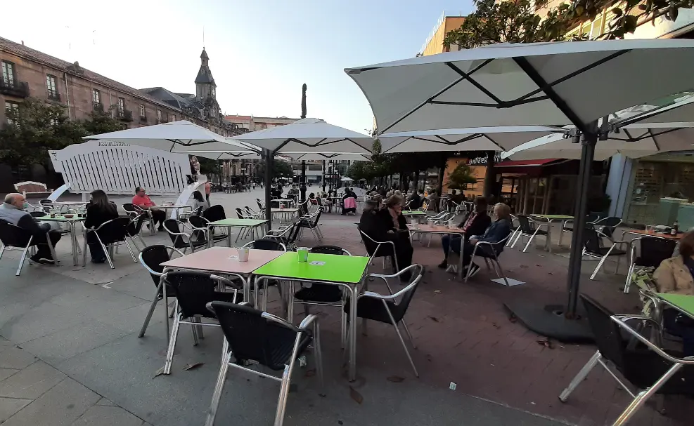 Varias personas en una terraza en el Boulevar Demetrio Herrero en Torrelavega. / S. D&iacute;az
