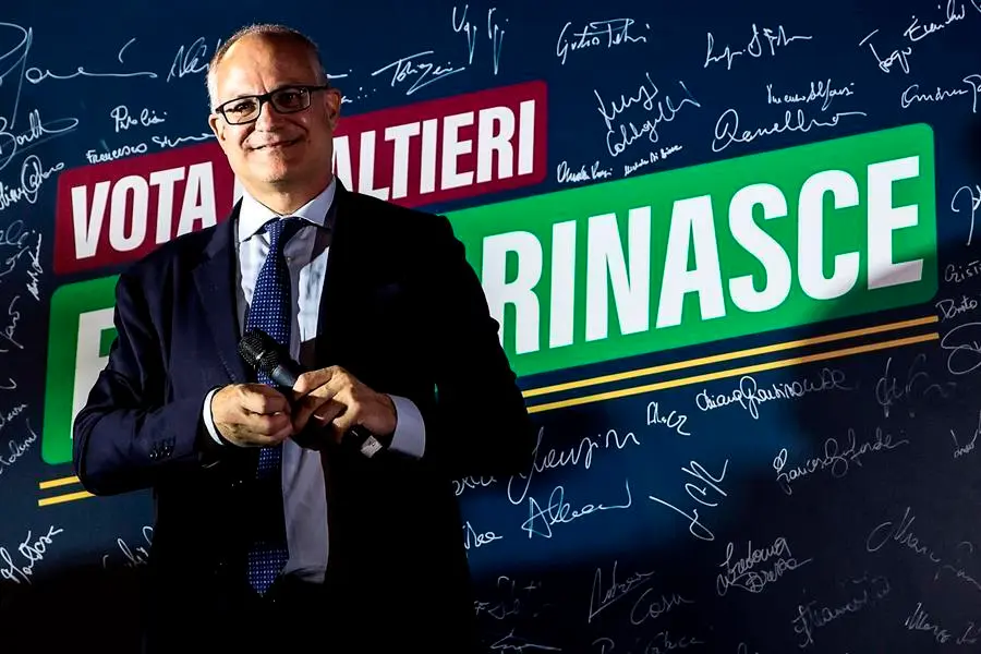 Roberto Gualtieri, el nuevo alcalde de centro-izquierda de Roma, celebra la victoria al final del escrutinio de las elecciones municipales en Roma durante la manifestaci&oacute;n en la plaza de Santi Apostoli en Roma, Italia, el 18 de octubre de 2021. (Elecciones, Italia, Roma) EFE/EPA/ANGELO CARCONI