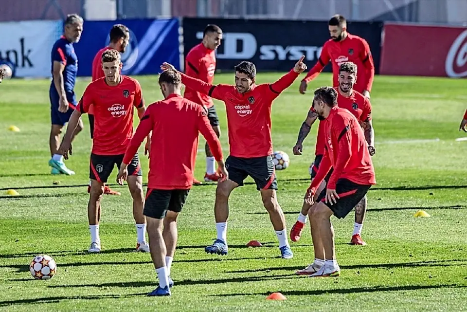 Marcos Llorente, Luis Su&aacute;rez y Rodrigo De Paul, durante el entrenamiento de ayer. / EFE
