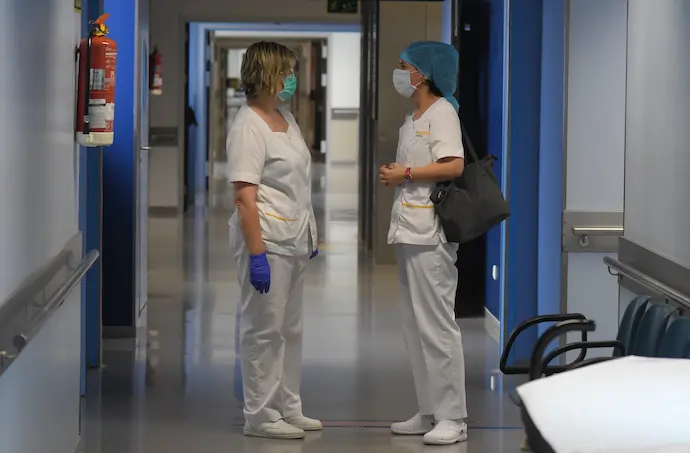 Dos enfermeras en un pasillo en el Hospital Marqu&eacute;s de Valdecilla. / S. D&iacute;az