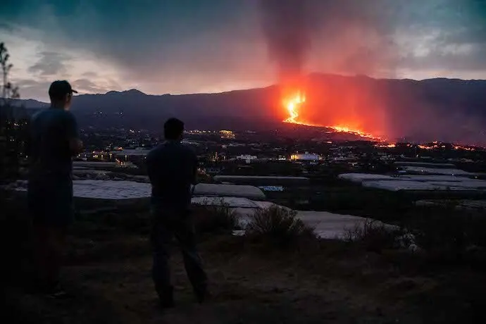 Vistas del volc&aacute;n Cumbre Vieja expulsando lava y piroclasto, tomadas desde la monta&ntilde;a de La Lagunas donde hay invernaderos de pl&aacute;tanos, a 28 de septiembre en Las Manchas, La Palma, Santa Cruz de Tenerife, Canarias (Espa&ntilde;a). Tras varias horas de inactividad, el volc&aacute;n se reactiv&oacute; ayer y entr&oacute; en una fase &lsquo;efusiva&rsquo; en la que vuelve a generar fuertes explosiones de tipo estromboliano y lava m&aacute;s fluida y con mayor capacidad para moverse. Estas gran coladas de lava se encuentran a 1 kil&oacute;metro del Oc&eacute;ano Atl&aacute;ntico y a su llegada al mar podr&iacute;a provocar reacciones qu&iacute;micas adversas. Desde su erupci&oacute;n el pasado domingo, 19 de septiembre, el volc&aacute;n de La Palma ha dejado al menos 6.000 personas evacuadas y unas 400 edificaciones da&ntilde;adas.
28 SEPTIEMBRE 2021;VOLC&Aacute;N;LA PALMA;SANTA CRUZ DE TENERIFE;CANARIAS
Kike Rinc&oacute;n / Europa Press
28/9/2021