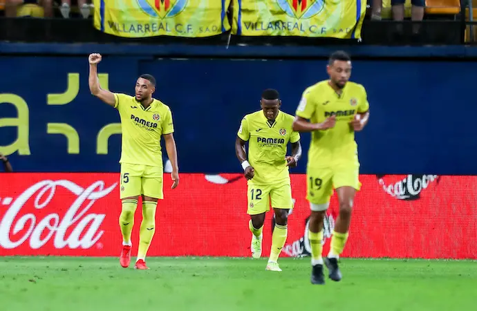 Arnaut Danjuma, del Villarreal, celebra un gol con sus compa&ntilde;eros durante el partido de la Liga Santander entre el Villareal CF y el Real Betis Balompi&eacute; en el Estadio de la Cer&aacute;mica el 3 de octubre de 2021, en Valencia, Espa&ntilde;a.