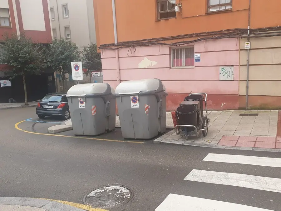 Contenedores de basuras y un carro de barrendero. / Alerta
