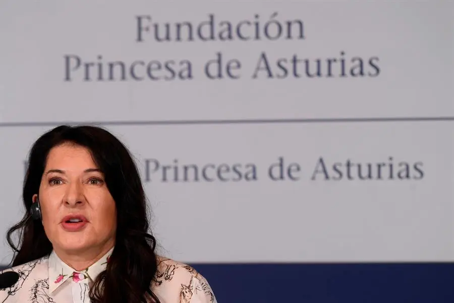 La artista serbia Marina Abramovic habla con la prensa de sus m&aacute;s de cinco d&eacute;cadas de trayectoria, que le han llevado a ser conocida como la reina de la "performance" y a ser distinguida con el Premio Princesa de Asturias de las Artes 2021, galard&oacute;n que recoger&aacute; el pr&oacute;ximo viernes. EFE/Eloy Alonso