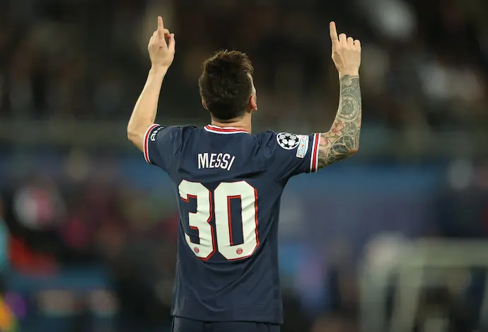 Lionel Messi, del PSG, celebra el segundo gol de su equipo durante el partido de f&uacute;tbol del Grupo A de la Liga de Campeones de la UEFA entre el Par&iacute;s Saint-Germain FC y el RB Leipzig en el estadio Le Parc des Princes. Foto: Jan Woitas/dpa