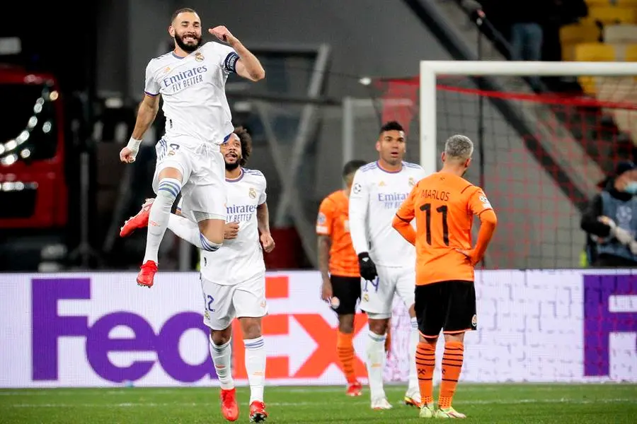 El jugador del Real Karim Benzema (izq.) celebra tras marcar el 5-0 durante el partido de f&uacute;tbol del grupo D de la Liga de Campeones de la UEFA entre el Shakhtar Donetsk y el Real Madrid en Kiev, Ucrania, el 19 de octubre de 2021. (Liga de Campeones, Laos, Ucrania) EFE/EPA/SERGEY DOLZHENKO
