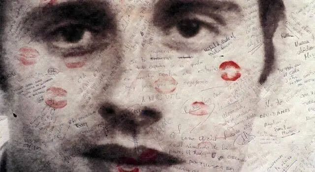 Cartel cubierto de besos con el rostro de Miguel &Aacute;ngel Blanco.