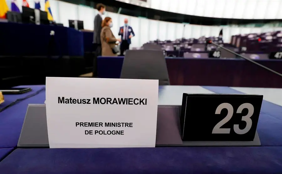Vista del esca&ntilde;o vac&iacute;o del primer ministro polaco Mateusz Morawiecki antes de un debate sobre "La crisis del Estado de derecho en Polonia y la primac&iacute;a del derecho de la UE" durante una sesi&oacute;n del Parlamento Europeo en Estrasburgo, Francia, el 19 de octubre de 2021. (Francia, Polonia, Estrasburgo) EFE/EPA/RONALD WITTEK