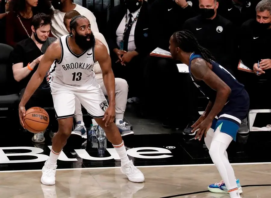El escolta de los Brooklyn Nets James Harden (izq.) es defendido por el alero de los Minnesota Timberwolves Taurean Prince (der.) en la primera mitad del partido de baloncesto de pretemporada de la NBA entre los Brooklyn Nets y los Minnesota Timberwolves en el Barclays Center de Brooklyn, Nueva York, Estados Unidos, el 14 de octubre de 2021. (Baloncesto, Estados Unidos, Nueva York) EFE/EPA/Peter Foley