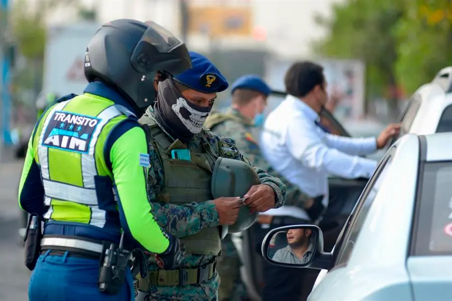 Integrantes de Las Fuerzas Armadas de Ecuador realizan hoy operativos de control en la ciudad de Guayaquil (Ecuador). Fuerzas Armadas de Ecuador realizan este martes operativos de control en una docena de provincias del pa&iacute;s en el primer d&iacute;a del estado de excepci&oacute;n decretado por el presidente Guillermo Lasso para tratar de frenar la ola de crimen y delincuencia. EFE/Marcos Pin