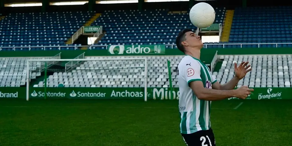 Jack Harper, ayer durante su presentaci&oacute;n oficial tres meses despu&eacute;s de fichar. / Hardy
