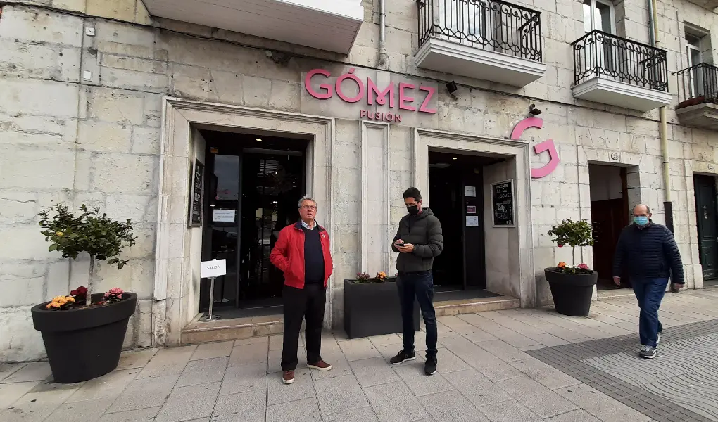 Varias personas con y sin mascarilla por el Paseo Pereda en Santander. / S. D&iacute;az