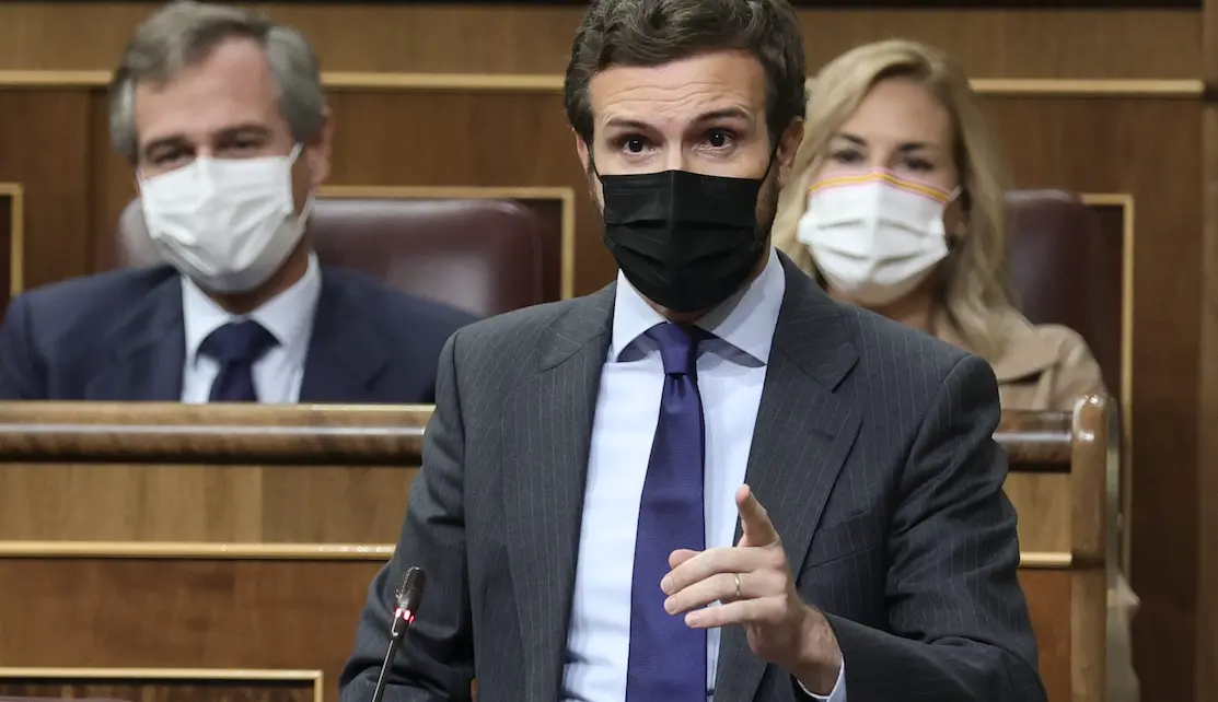 El l&iacute;der del PP, Pablo Casado, interviene en una sesi&oacute;n de control al Gobierno en el Congreso de los Diputados. / Eduardo Parra / Europa Press