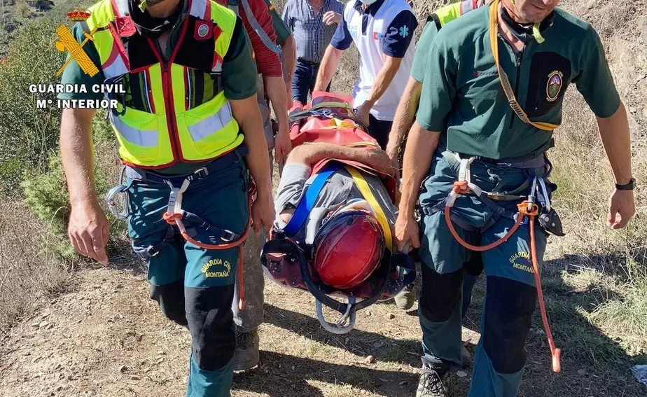 El hombre es trasladado por los servicios de emergencias. / G. CIVIL