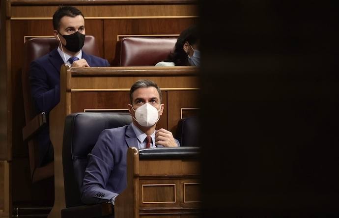 El presidente del Gobierno, Pedro S&aacute;nchez, en una sesi&oacute;n de control al Gobierno en el Congreso de los Diputados, a 20 de octubre de 2021, en Madrid, (Espa&ntilde;a). En este pleno, marcado por el reciente d&eacute;cimo aniversario del fin de la banda terrorista ETA, el Ejecutivo central responde a las preguntas de la oposici&oacute;n sobre si sus medidas adoptadas en el &aacute;mbito social y econ&oacute;mico --lo que llamaron 'escudo social'-- durante la pandemia no dejaron a nadie a atr&aacute;s. Asimismo, los Presupuestos Generales del Estado 2022; una posible declaraci&oacute;n de condena del PP a ETA; y la seguridad de los barrios y ciudades de Espa&ntilde;a, tambi&eacute;n marcan este pleno, el primero tras el acuerdo alcanzado por el Gobierno y el PP para actualizar los &oacute;rganos constitucionales caducados salvo el Consejo General del Poder Judicial.
20 OCTUBRE 2021;ETA;CONGRESO;SESION;PP;RENOVAR ORGANOS CADUCADOS
Eduardo Parra / Europa Press
20/10/2021