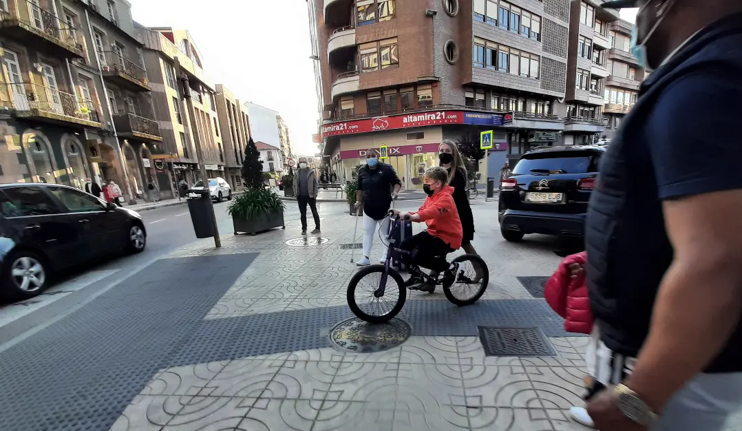 Varias personas por el centro de Torrelavega. / S. DIAZ