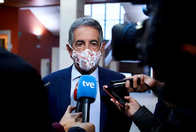 El presidente de Cantabria, Miguel &Aacute;ngel Revilla, ofrece declaraciones a los medios de comunicaci&oacute;n a su llegada a la inauguraci&oacute;n de la jornada 'El hidr&oacute;geno en la transici&oacute;n energ&eacute;tica. Ciencia e investigaci&oacute;n para la competitividad empresarial', en el Paraninfo de la Universidad de Cantabria, a 6 de octubre de 2021, en Santander, Cantabria (Espa&ntilde;a). Despu&eacute;s de la sesi&oacute;n inaugural, tendr&aacute;n lugar tres mesas de debate en torno a iniciativas empresariales vinculadas al hidr&oacute;geno verde, la investigaci&oacute;n en torno a esta fuente de energ&iacute;a y el papel, en este sentido, de las universidades y los centros de investigaci&oacute;n, adem&aacute;s de tratar el reto de la financiaci&oacute;n de iniciativas empresariales vinculadas al sector. El evento est&aacute; organizado por la Universidad de Cantabria (UC), Enag&aacute;s y Banco Santander.
06 OCTUBRE 2021;SANTANDER;CANTABRIA;UC;ENAG&Aacute;S;BANCO SANTANDER;JORNADA;HIDR&Oacute;GENO
Juan Manuel Serrano Arce / Europa Press
6/10/2021