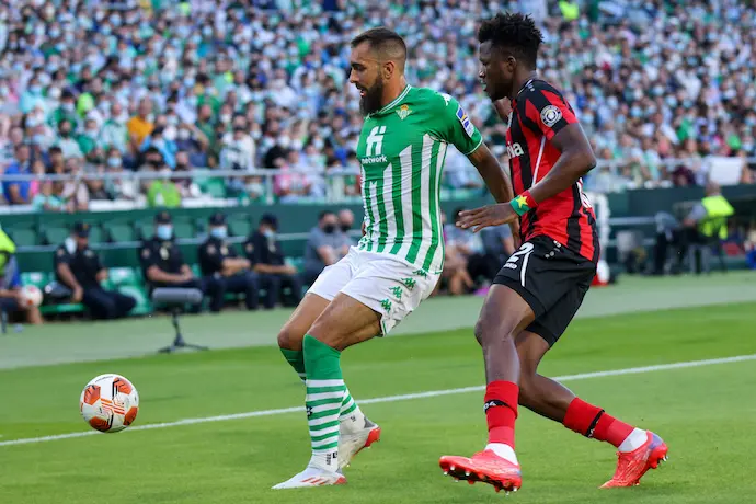 Borja Iglesias (izq.), del Real Betis, y Edmond Tapsoba, del Leverkusen, luchan por el bal&oacute;n durante el partido de f&uacute;tbol del grupo G de la UEFA Europa League entre el Real Betis Balompi&eacute; y el Bayer 04 Leverkusen en el estadio Benito Villamar&iacute;n. Foto: Jos&eacute; Luis Contreras/DAX v&iacute;a ZUMA Press Wire/dpa
Firma
Jose Luis Contreras / DAX v&iacute;a ZUMA / DPA - S&oacute;lo para uso en Espa&ntilde;a