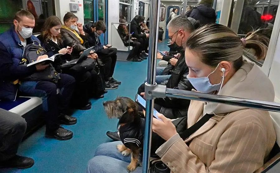 Pasajeros con m&aacute;scaras protectoras viajan en un metro durante la pandemia de coronavirus en Mosc&uacute;, Rusia, 21 de octubre de 2021. El presidente ruso Putin aprob&oacute; una semana no laborable del 30 de octubre al 7 de noviembre en Rusia para frenar la r&aacute;pida propagaci&oacute;n de la infecci&oacute;n por coronavirus. (Rusia, Mosc&uacute;) EFE/EPA/MAXIM SHIPENKOV