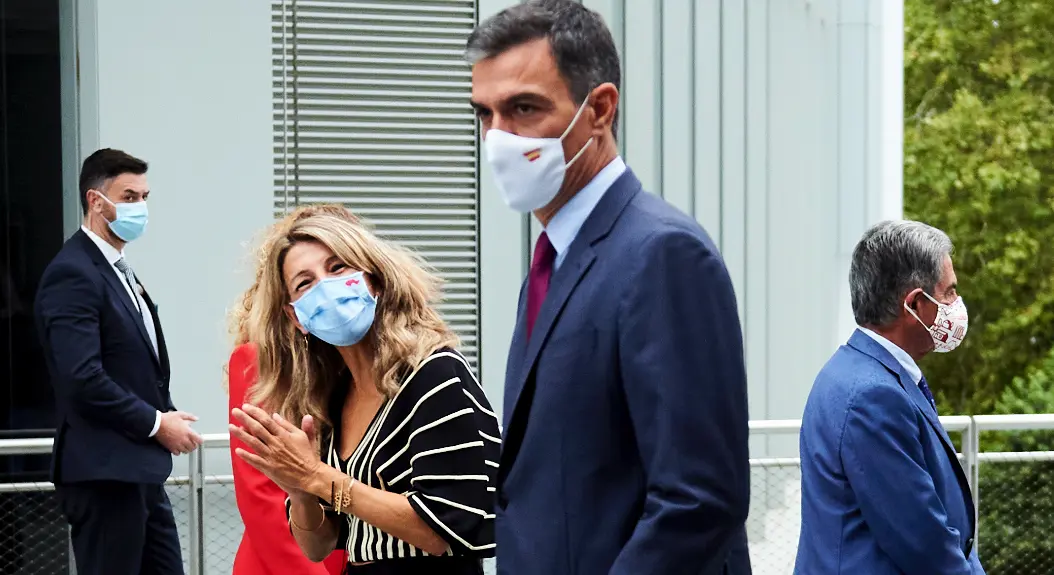 La vicepresidenta segunda del Gobierno y ministra de Trabajo, Yolanda D&iacute;az, y el presidente del Gobierno, Pedro S&aacute;nchez y Revilla en su visita a Cantabria. / Arce / E. Press