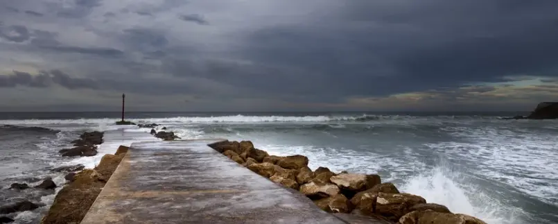 Vista del paseo en Suances, Cantabria.