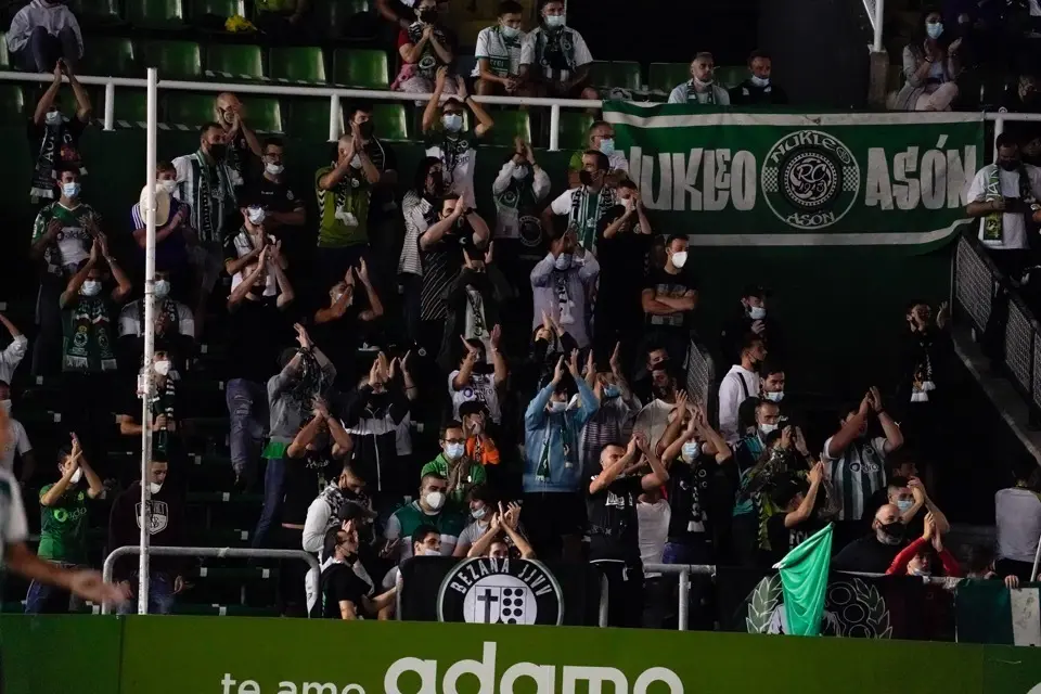 Los aficionados del Racing volver&aacute;n a acudir a la grada sin restricciones de espacio. / Hardy