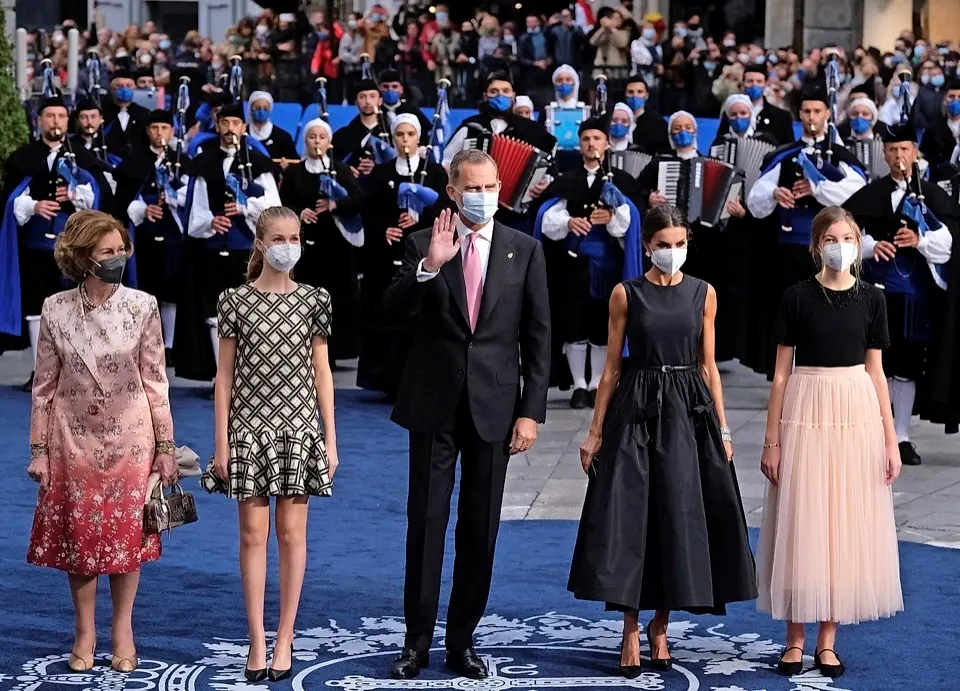 OVIEDO, 22/10/2021.- El rey Felipe VI (c), la reina Letizia (2d), la princesa Leonor (2i), la infanta Sof&iacute;a (d) y la reina Sof&iacute;a (i), a su llegada a la ceremonia de entrega de los Premios Princesa de Asturias, celebrada este viernes en el Teatro Campoamor de Oviedo. EFE/ Paco Paredes