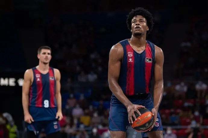 El jugador de Baskonia Steven Enoch. ACB PHOTO / A. BOUZO