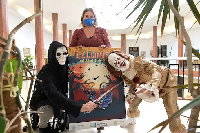 La concejal de cultura Lorena Guti&eacute;rrez presenta la jornada de Hallloween en Santander. / ALERTA