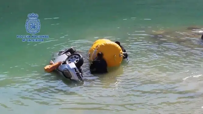 Momento en el que la Polic&iacute;a reflota el veh&iacute;culo del fondo del pantano
