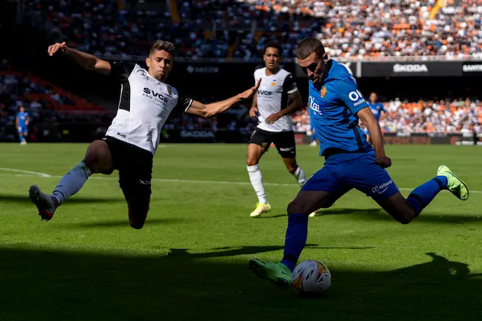 23 October 2021, Spain, Valencia: Valencia's Gabriel Paulista (L)&nbsp;and Mallorca's Brian Olivan battle for the ball during the Spanish La Liga soccer match between Valencia CF and RCD Mallorca at Mestalla stadium Photo: Xisco Navarro/SOPA Images via ZUMA Press Wire/dpa
Xisco Navarro / SOPA Images via ZU /  DPA
23/10/2021 ONLY FOR USE IN SPAIN