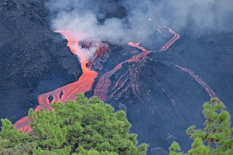 Vista de las coladas de lava que expulsa el volc&aacute;n en Cumbre Vieja. / EFE