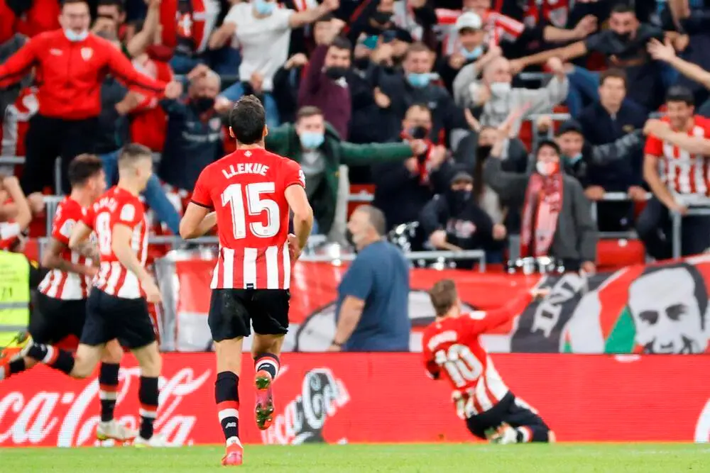 Iker Muniain (i) celebra el 2 1 del Athletic Club ante el Villarreal en el estadio de San Mam&eacute;s. Foto: EFE/Luis Tejido