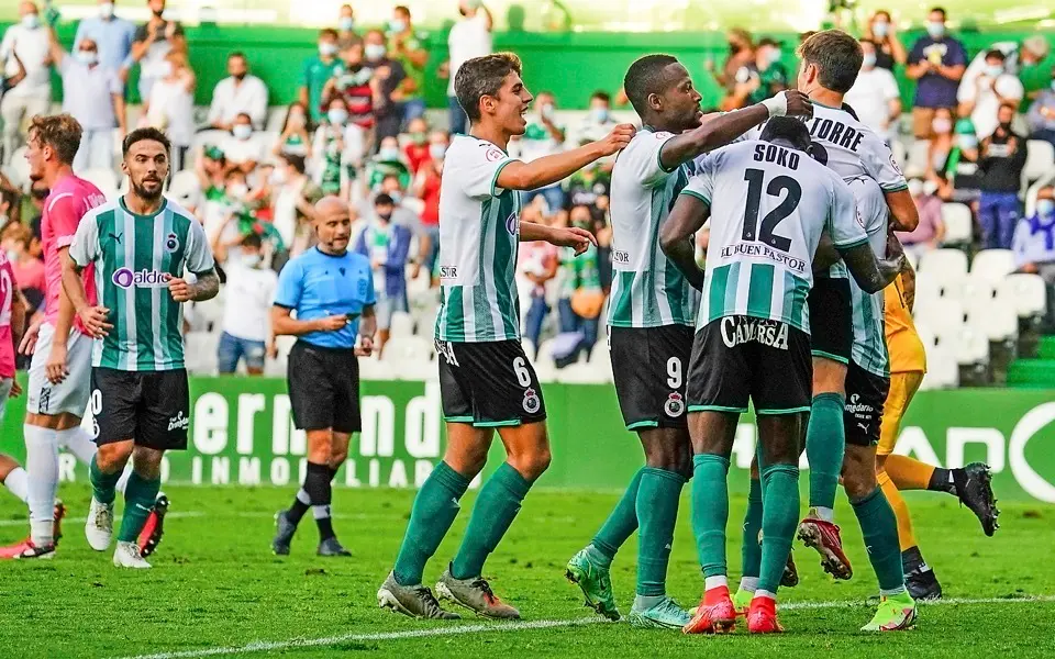 Los jugadores del Racing celebran un gol en Los Campos de Sport. / Hardy