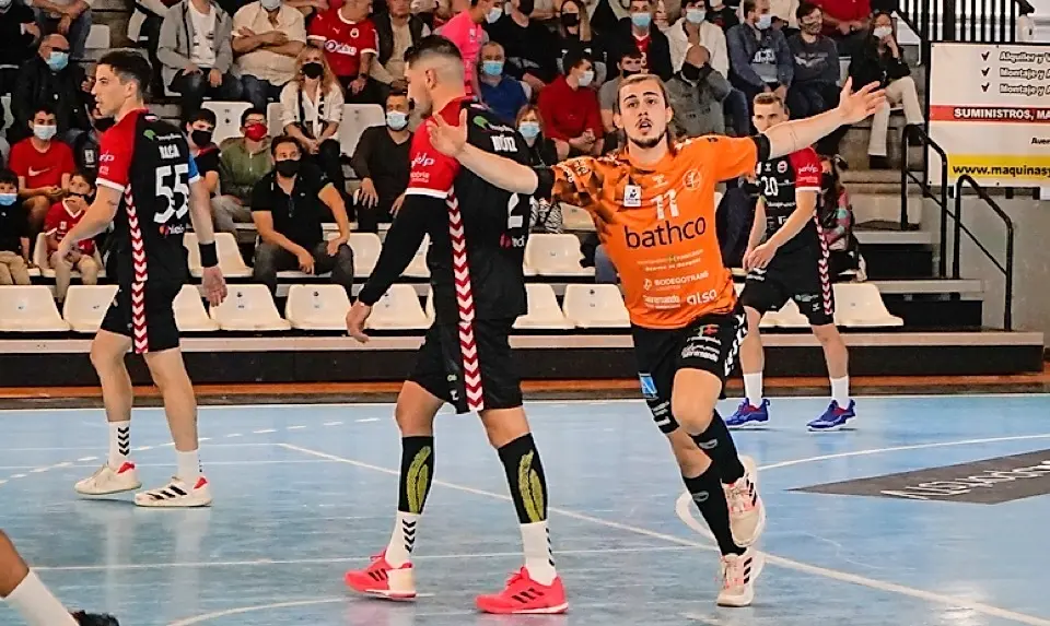 Los torrelaveguenses se llevaron el primer derbi c&aacute;ntabro en ASOBAL, desde hace 35 a&ntilde;os, con una victoria en La Albericia ayer,
ante un Sinf&iacute;n que se vio superado pr&aacute;cticamente de inicio a fin. / HARDY